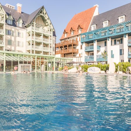 Residence Pierre & Vacances Premium Presqu'Ile De La Touques Deauville Exterior photo The swimming pool at the hotel