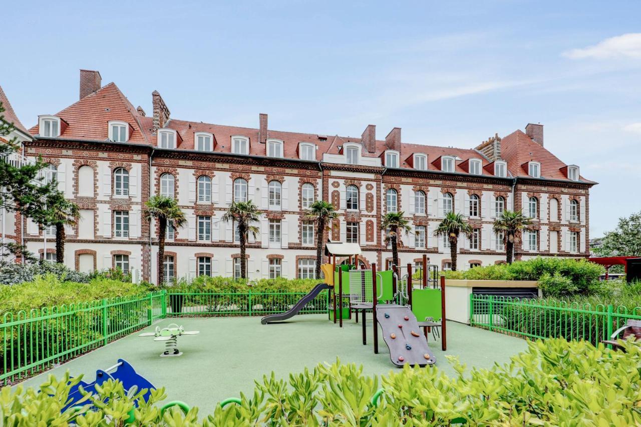 Residence Pierre & Vacances Premium Presqu'Ile De La Touques Deauville Exterior photo The school's main building