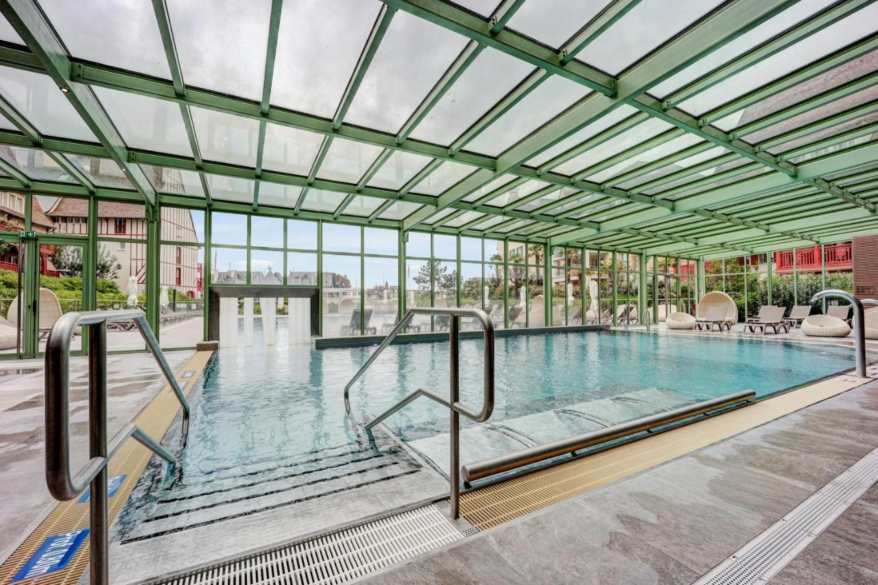 Residence Pierre & Vacances Premium Presqu'Ile De La Touques Deauville Exterior photo The swimming pool