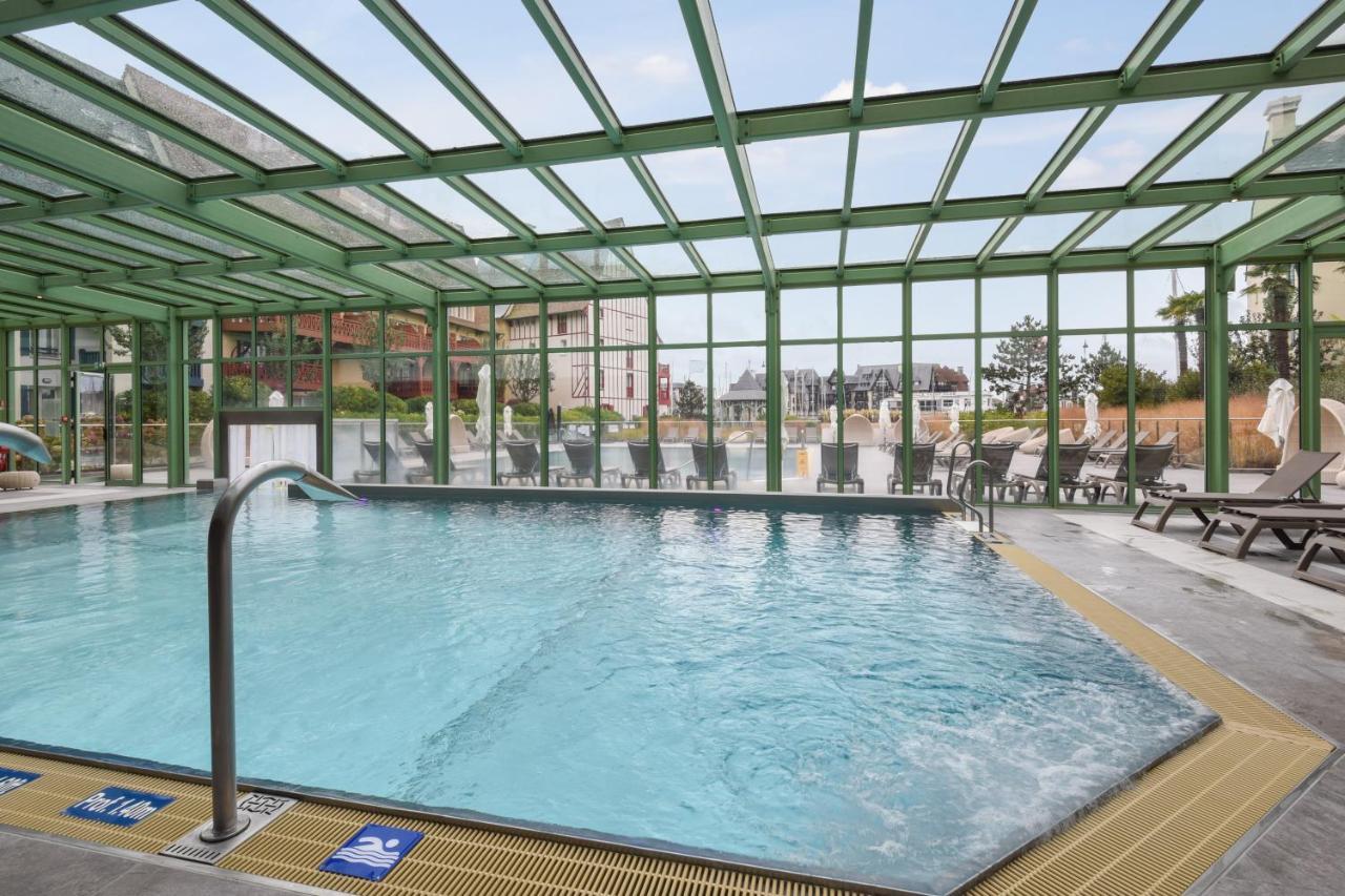 Residence Pierre & Vacances Premium Presqu'Ile De La Touques Deauville Exterior photo The swimming pool