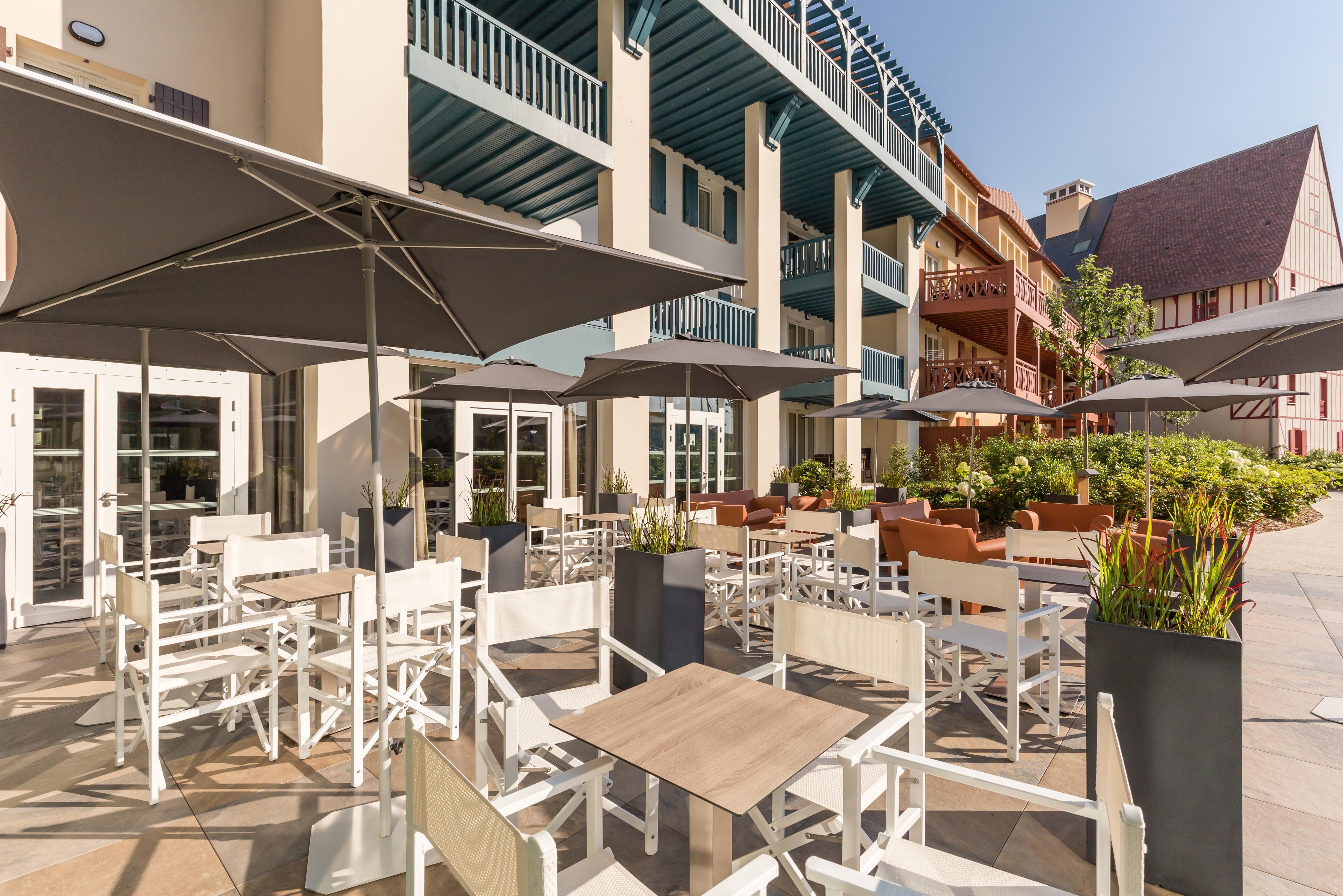 Residence Pierre & Vacances Premium Presqu'Ile De La Touques Deauville Exterior photo The hotel's terrace