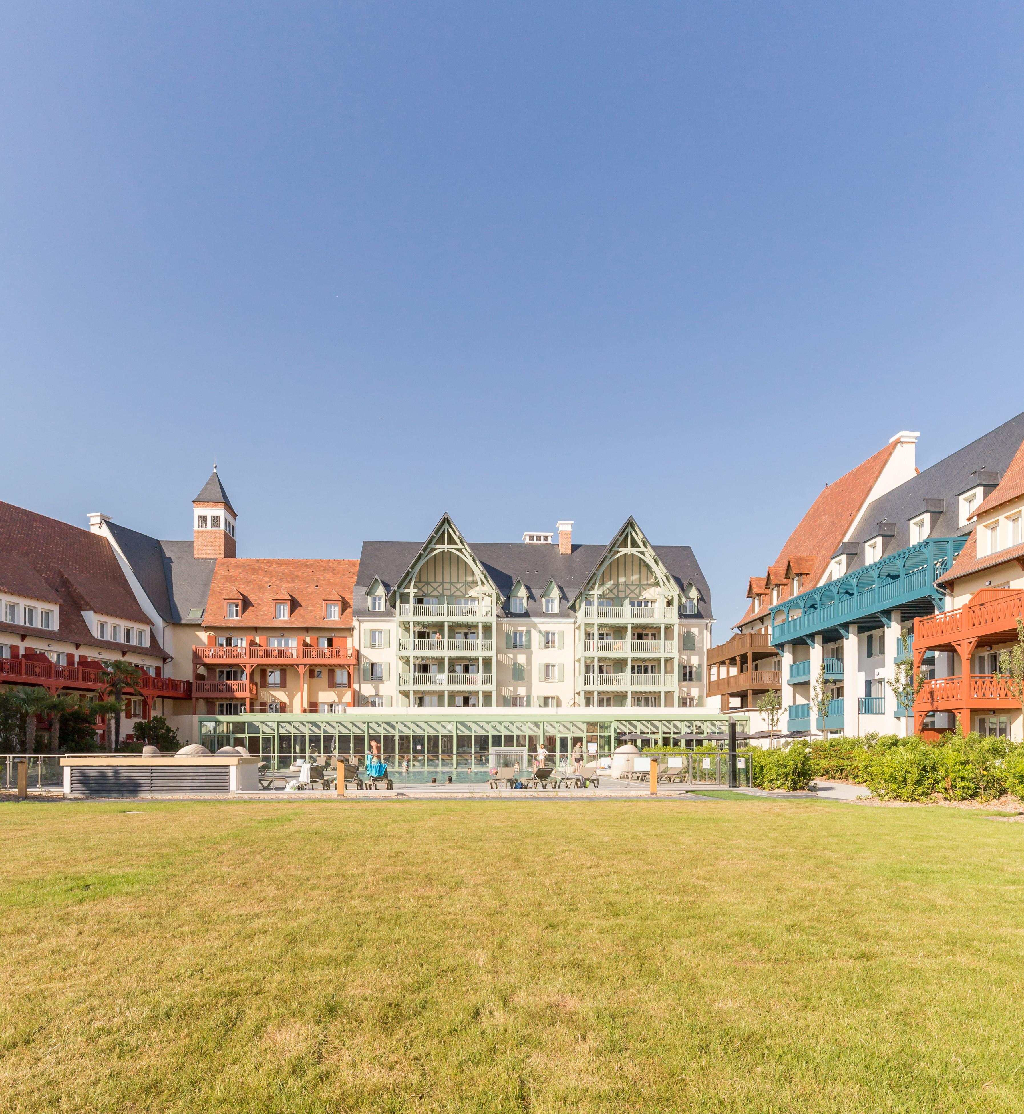 Residence Pierre & Vacances Premium Presqu'Ile De La Touques Deauville Exterior photo Residential buildings in the new town