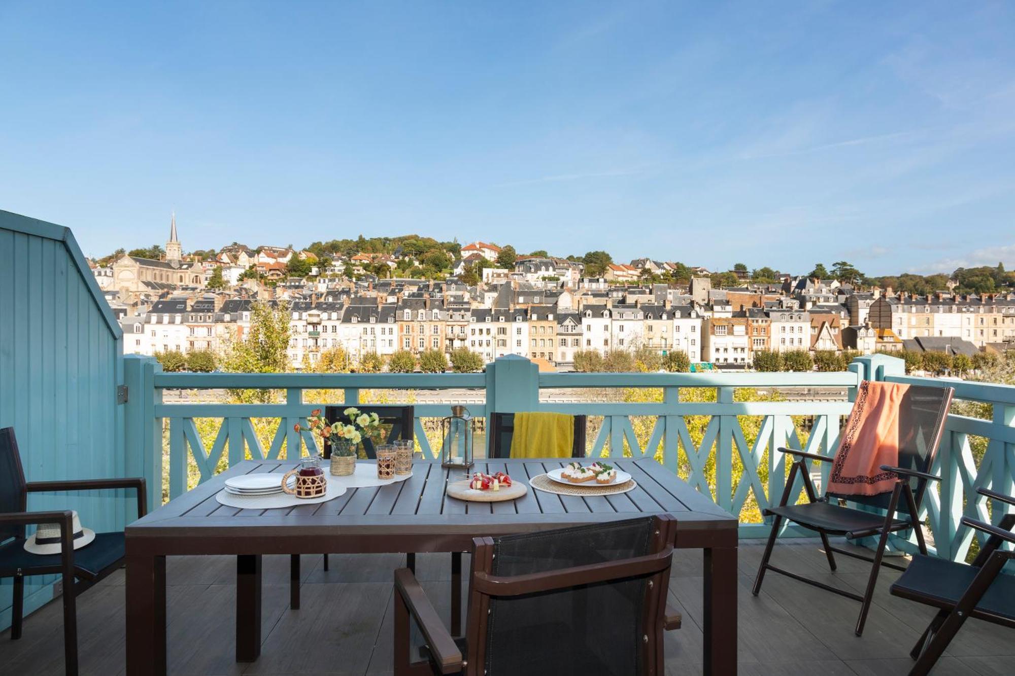 Residence Pierre & Vacances Premium Presqu'Ile De La Touques Deauville Exterior photo A view of the city from the hotel