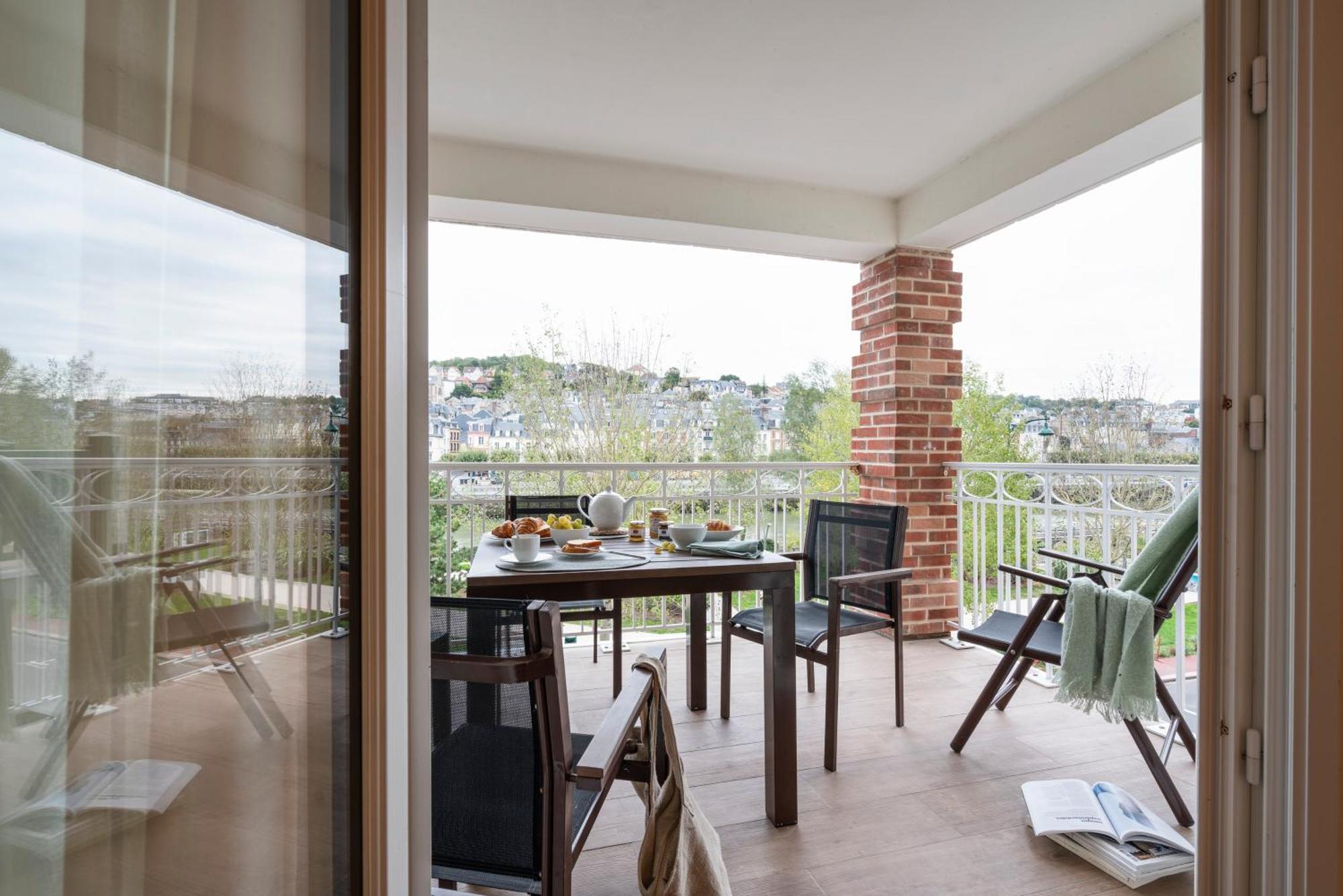 Residence Pierre & Vacances Premium Presqu'Ile De La Touques Deauville Exterior photo A balcony