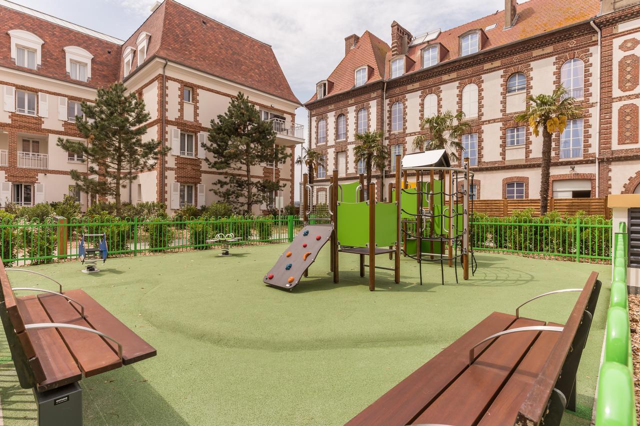 Residence Pierre & Vacances Premium Presqu'Ile De La Touques Deauville Exterior photo Playground