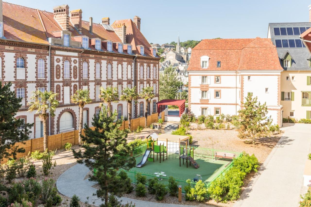 Residence Pierre & Vacances Premium Presqu'Ile De La Touques Deauville Exterior photo The square in front of the school