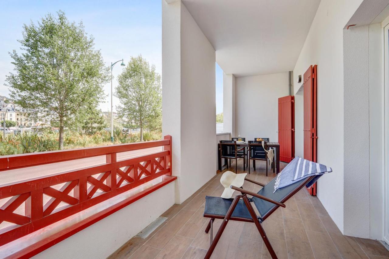 Residence Pierre & Vacances Premium Presqu'Ile De La Touques Deauville Exterior photo A balcony